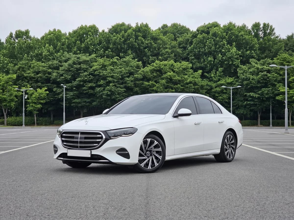 Аренда Mercedes E300 4MATIC Exclusive с водителем — легковой (5 мест) на 5 мест