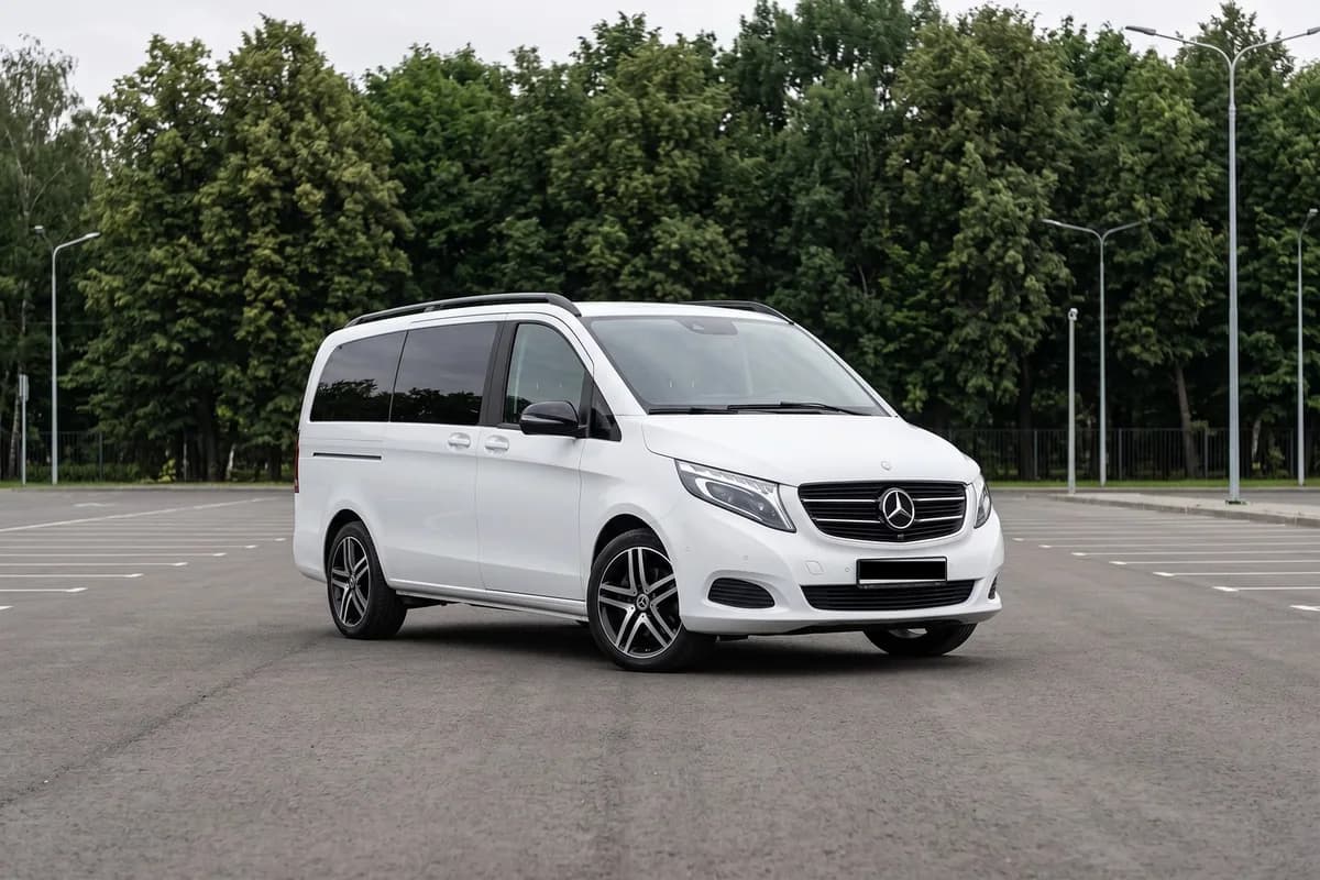 Аренда Mercedes V-Class 250D с водителем — минивэн vip (6 мест) на 6 мест