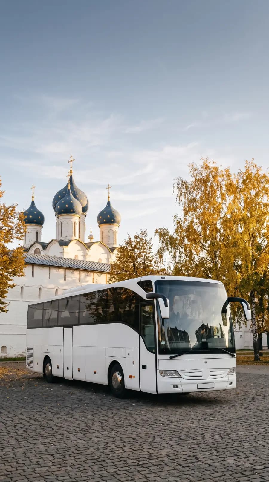 Туристический автобус у старинного монастыря — автобус для экскурсии