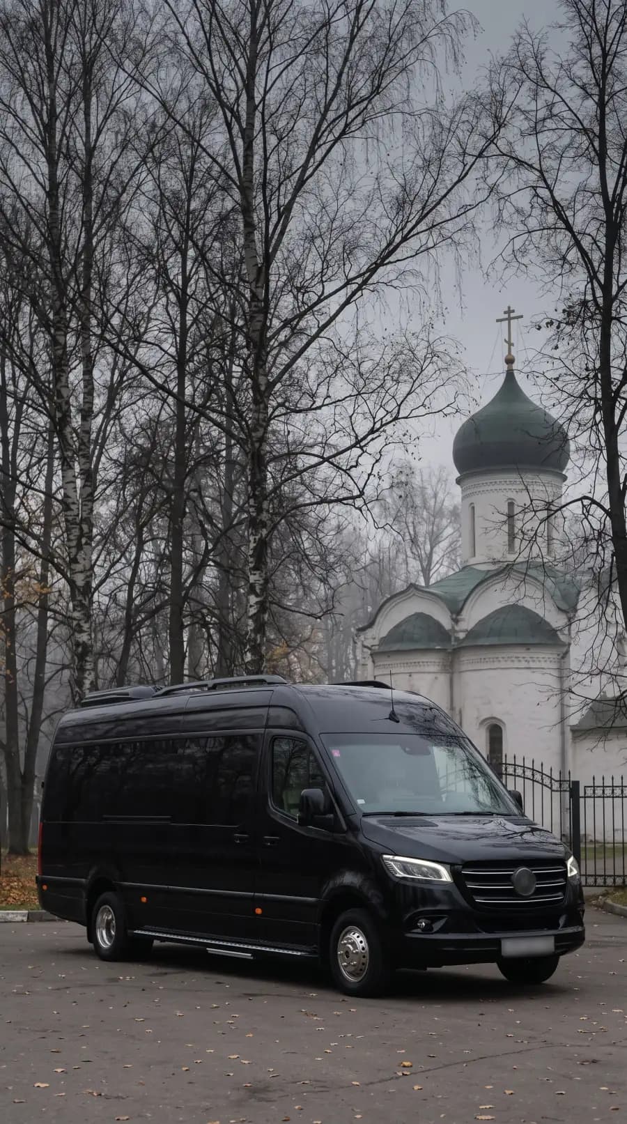 Чёрный микроавтобус Mercedes Sprinter у ограды храма — ритуальный транспорт для родственников