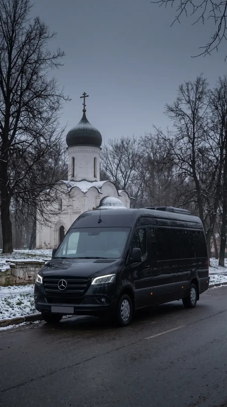 Чёрный Mercedes Sprinter у белокаменной часовни — микроавтобус на похороны