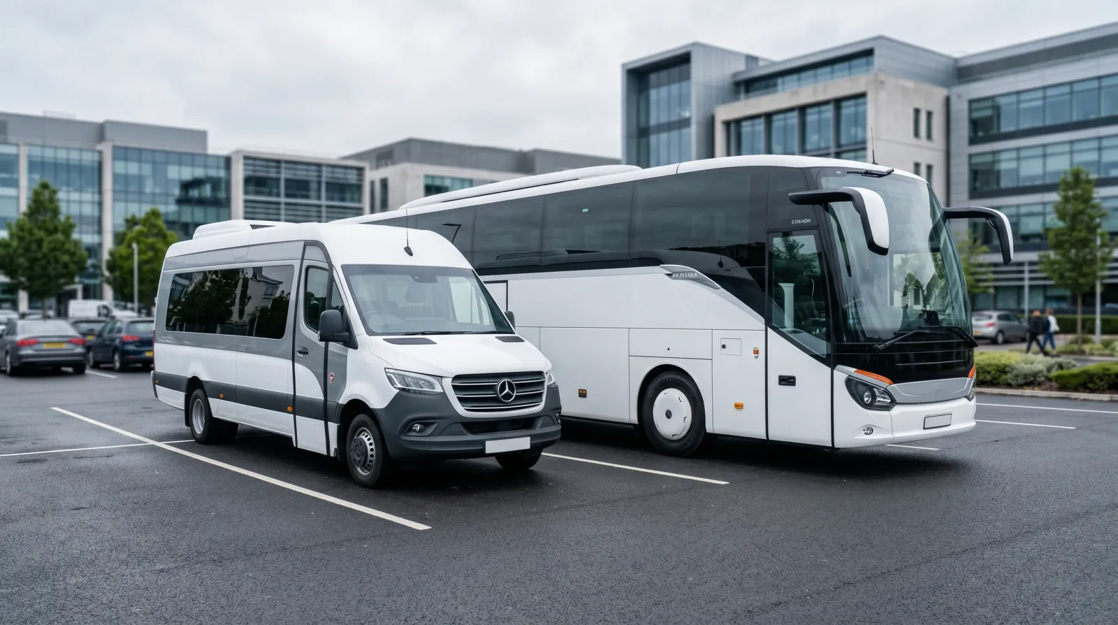 Микроавтобус Mercedes Sprinter и большой туристический автобус рядом на корпоративной парковке