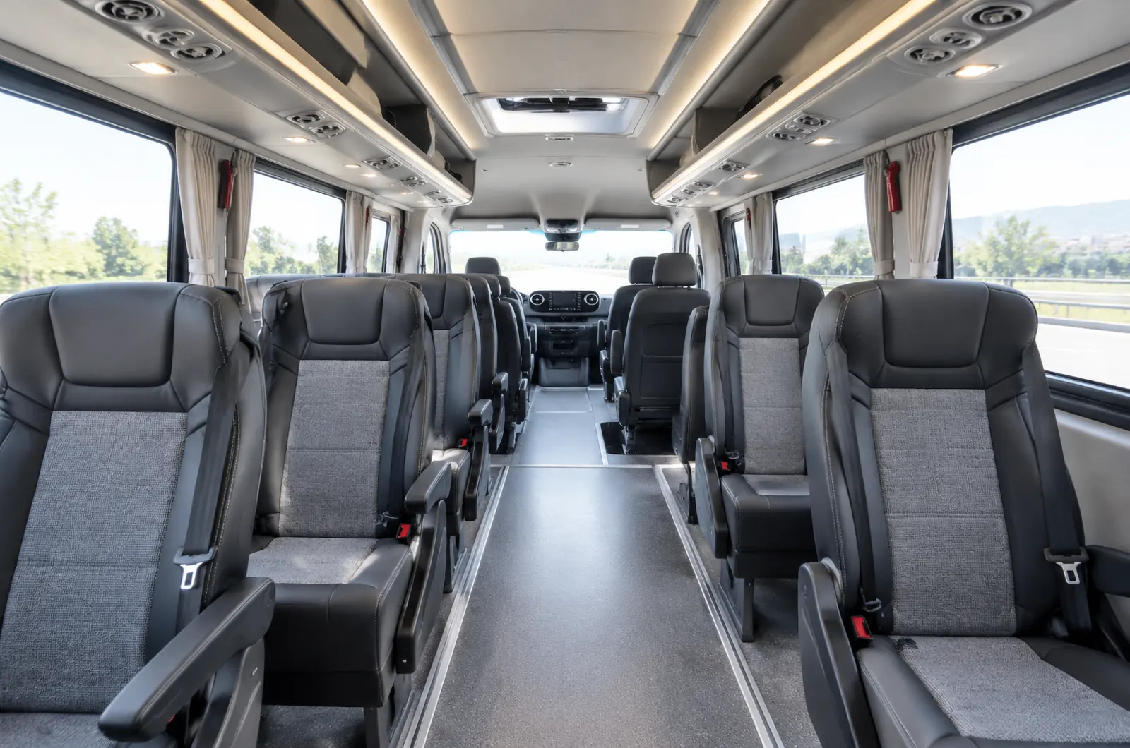 Салон Mercedes Sprinter: кресла 2+1 с проходом, полки для ручной клади